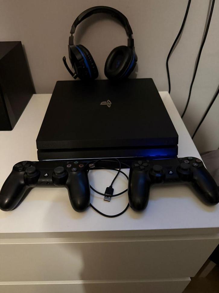 Ps4 pro versie 1TB, Spelcomputers en Games, Spelcomputers | Sony PlayStation 4, Zo goed als nieuw, Pro, Met 2 controllers, Ophalen