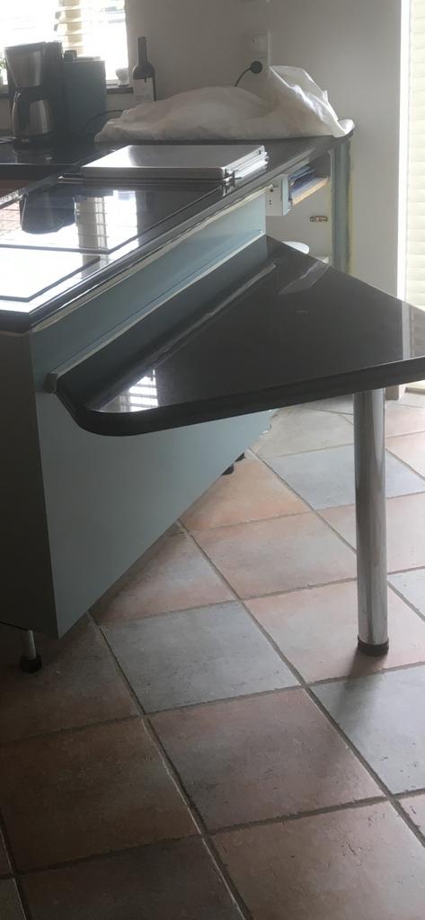 Te koop, tafelblad natuursteen met verstelbare poot., Huis en Inrichting, Tafels | Eettafels, Ophalen, Overige materialen, 50 tot 100 cm
