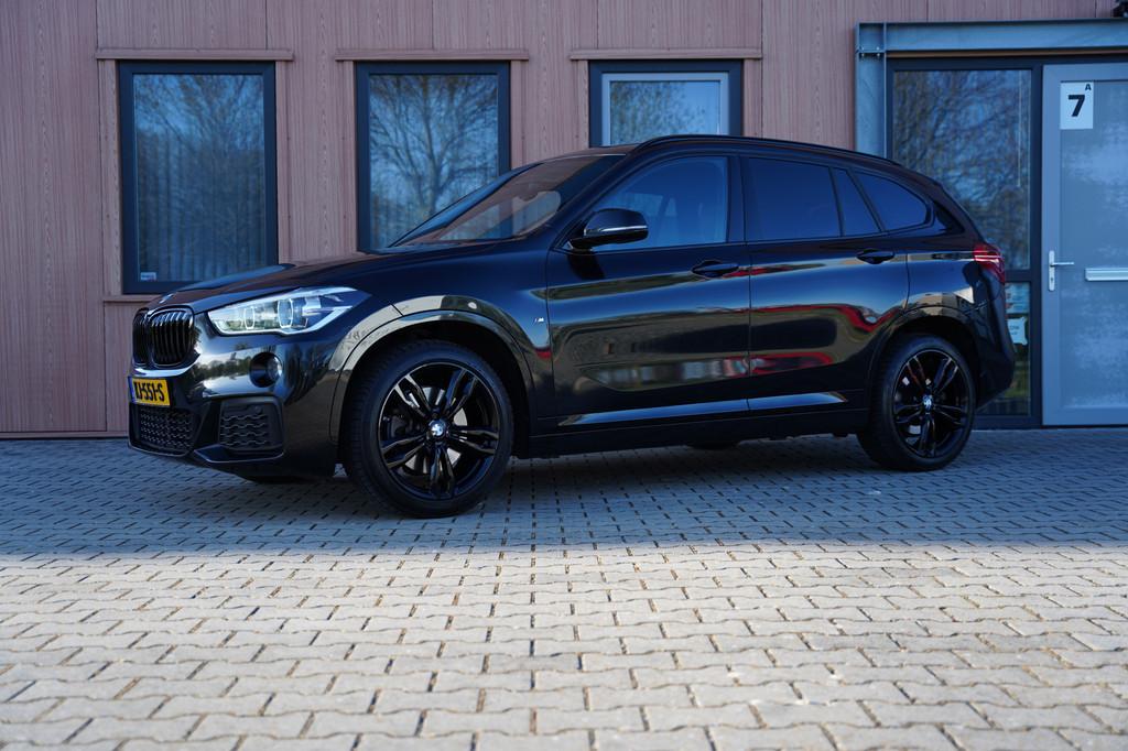 BMW X1 sDrive20i | M-Sport | Leer | Head-Up | H&K | NAP, Auto's, BMW, 1998 cc, Zwart, Bedrijf, SUV of Terreinwagen