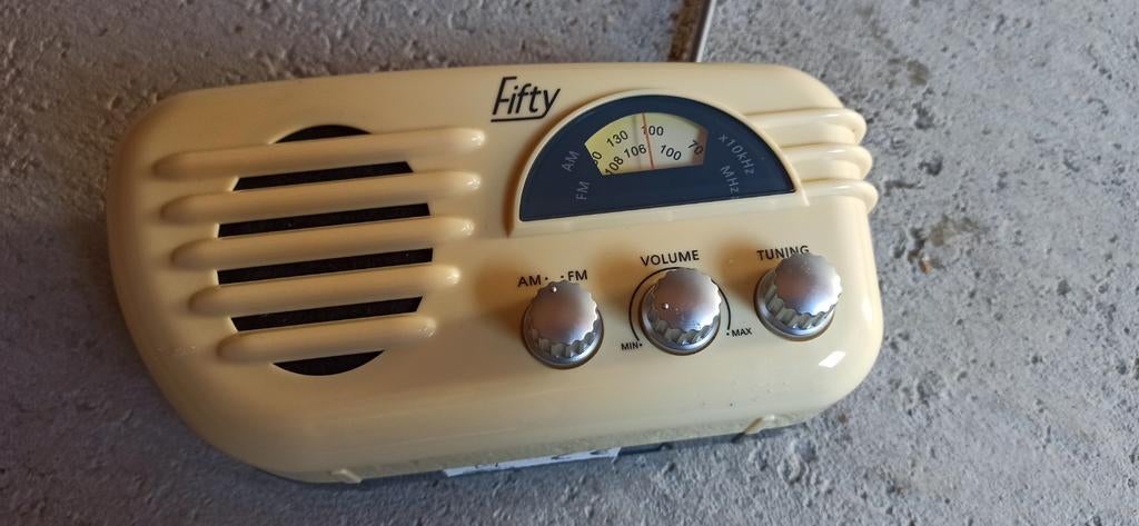 Draagbare radio in retro jaren '50 stijl - 'Fifty' model, Ophalen of Verzenden, Gebruikt, Radio