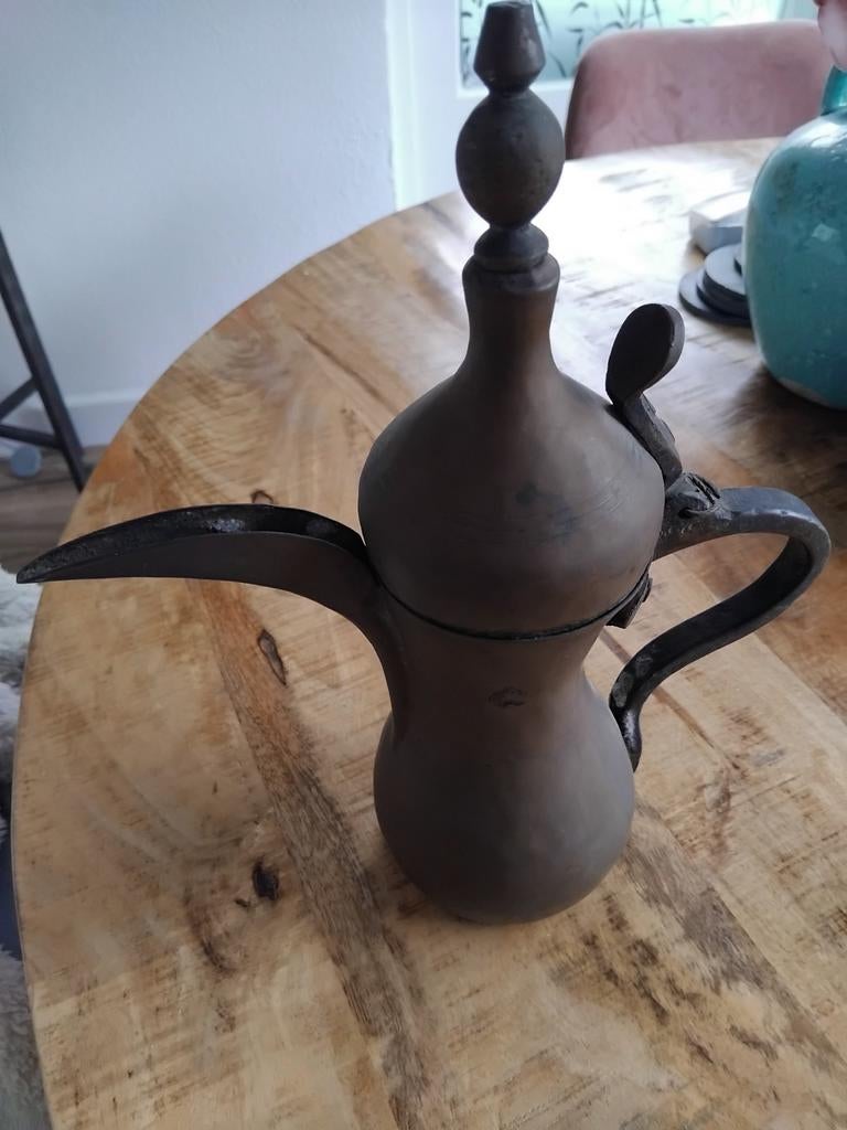 Antieke Arabische koffiepot bekent als Dallah, Ophalen of Verzenden
