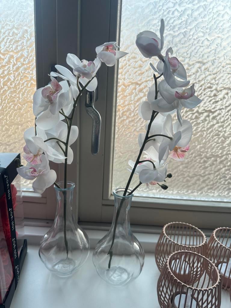 2 vaasjes met nepbloemen (orchideeën), Huis en Inrichting, Woonaccessoires | Vazen, Wit, Ophalen of Verzenden, Minder dan 50 cm