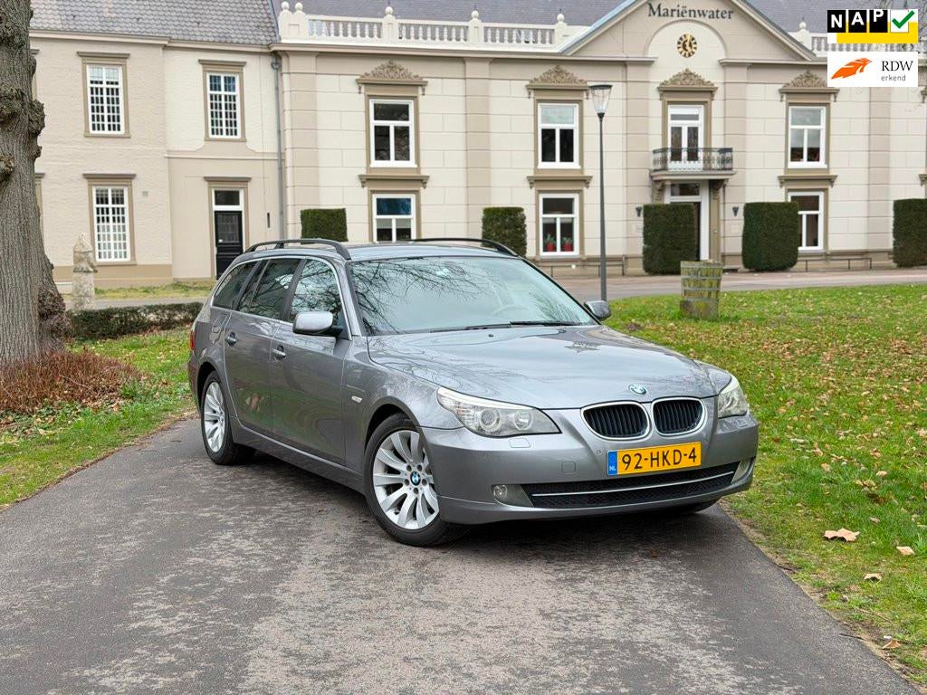 BMW 5-serie Touring 520i Business Line Airco | Leder | Trekh, Auto's, BMW, Achterwielaandrijving, 4 cilinders, Handgeschakeld
