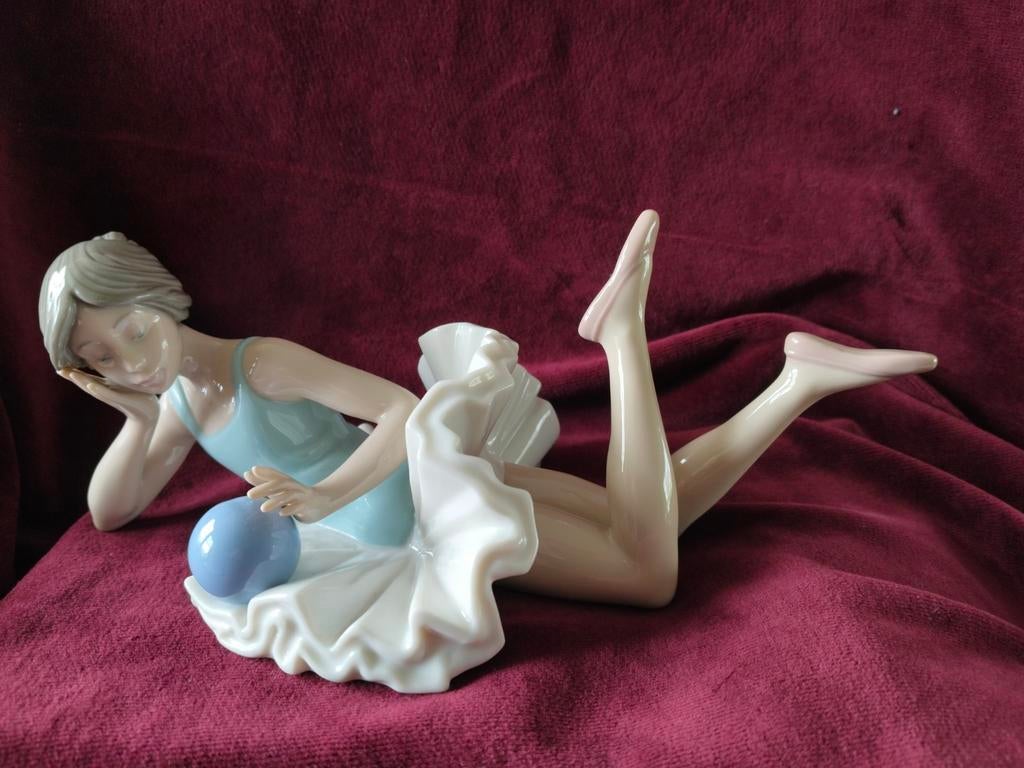 ballerina met bal, Nao by Lladro, Verzamelen, Ophalen of Verzenden, Zo goed als nieuw, Mens