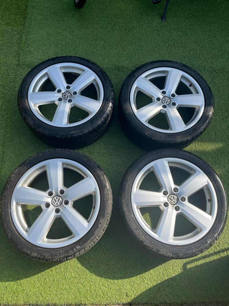 VW Daytona 18 inch velgen met 245/40 R18 winterbanden, Auto-onderdelen, Banden en Velgen, Ophalen, 18 inch, Banden en Velgen, Winterbanden