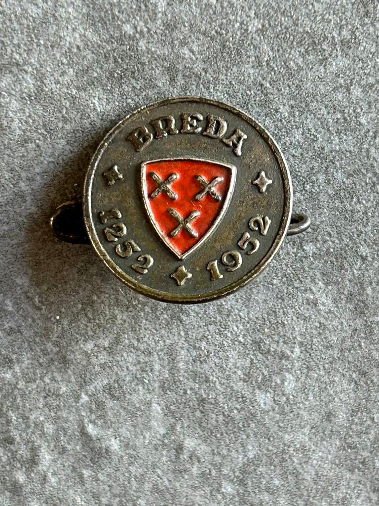 Breda broche 1252 - 1952 700 jaar jubileum stadsrechten., Ophalen of Verzenden, Stad of Land, Speldje of Pin