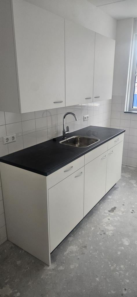 Nieuwe keuken met spoelbak en kraan, Huis en Inrichting, Keuken | Complete keukens, Wit, Nieuw, Enkelwandige keuken, Ophalen of Verzenden