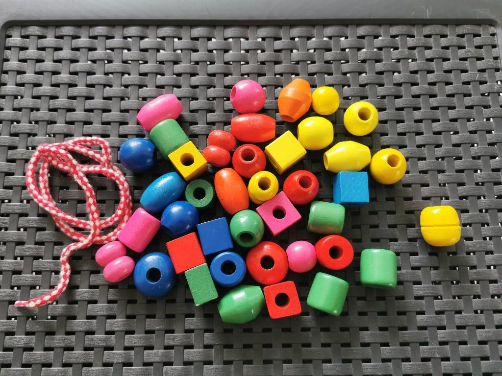 Mooie grote kralen met rijgkoord – 40 kralen, Ophalen of Verzenden, Zo goed als nieuw