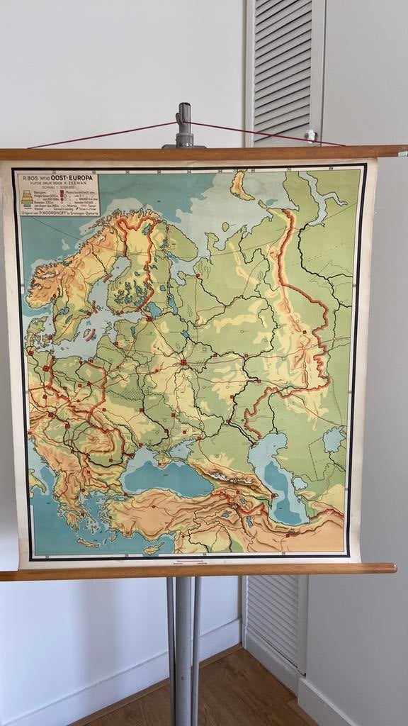 Oude boeiende schoolkaart Oost Europa jaren 50, Antiek en Kunst, Antiek | Schoolplaten, Ophalen of Verzenden
