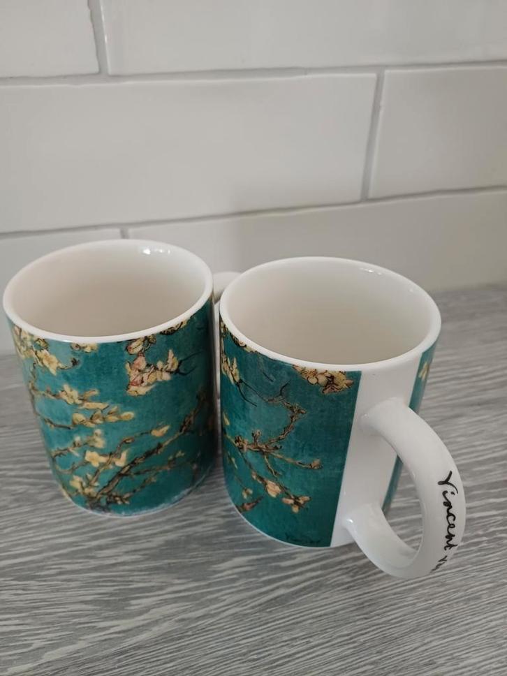 2 Van Gogh Amandelbloesem Mokken - Ter Steege B.V., Huis en Inrichting, Keuken | Servies, Zo goed als nieuw, Kop(pen) en/of Schotel(s)