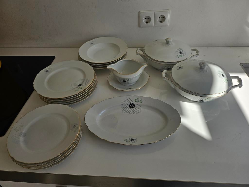 Wit servies met motief en gouden rand, Ophalen, Gebruikt