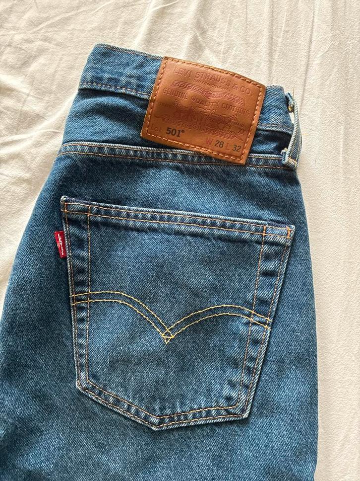 2x Levi's 501 Jeans W28 L32 - Zo goed als nieuw, Kleding | Heren, Spijkerbroeken en Jeans, Zo goed als nieuw, Blauw, Ophalen of Verzenden