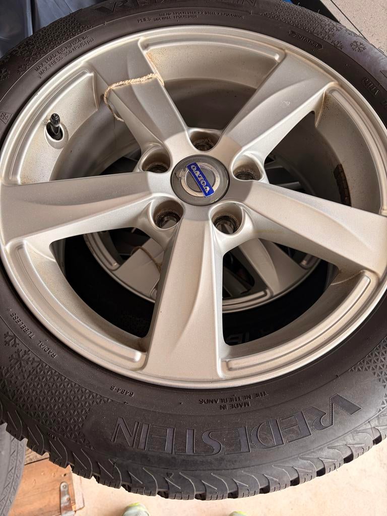 Originele Volvo Winterbanden set V40 (2015) 16 inch, Auto-onderdelen, Banden en Velgen, Ophalen, Gebruikt, 16 inch, Banden en Velgen
