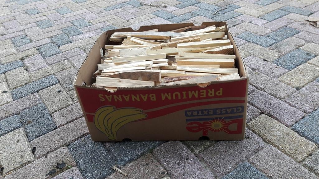 Aanmaakhoutjes . Kurkdroog en verf en nagelvrij. Ruim 10 kg., Tuin en Terras, Haardhout, Ophalen of Verzenden