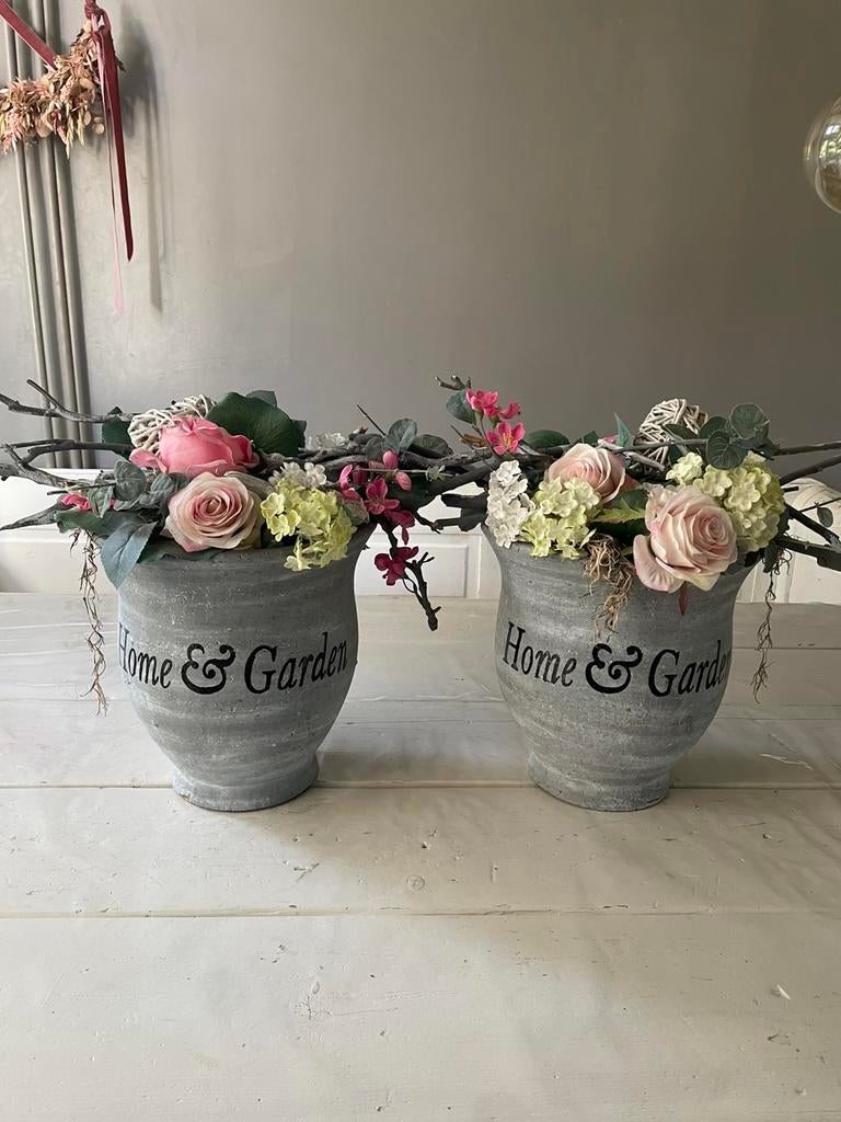 Twee opgemaakte potten met kunstbloemen Home & Garden, Ophalen, Gebruikt