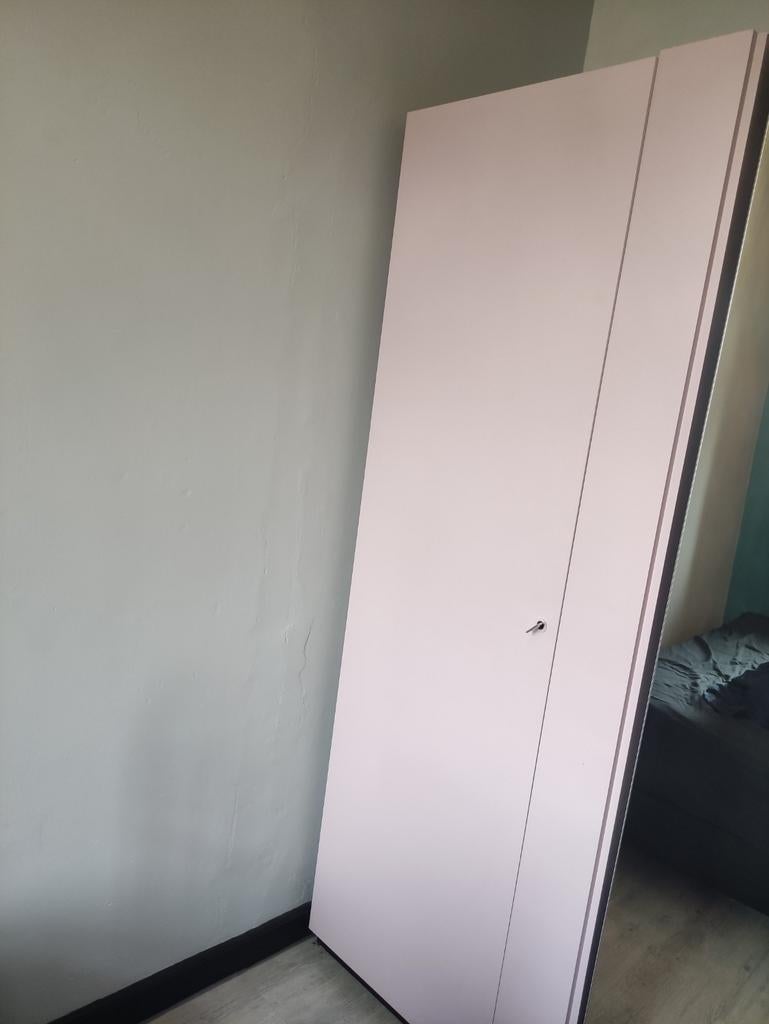 Roze kledingkast met hanggedeelte en werkend slot, Huis en Inrichting, Kasten | Kledingkasten, Ophalen, Overige materialen, Met deur(en)