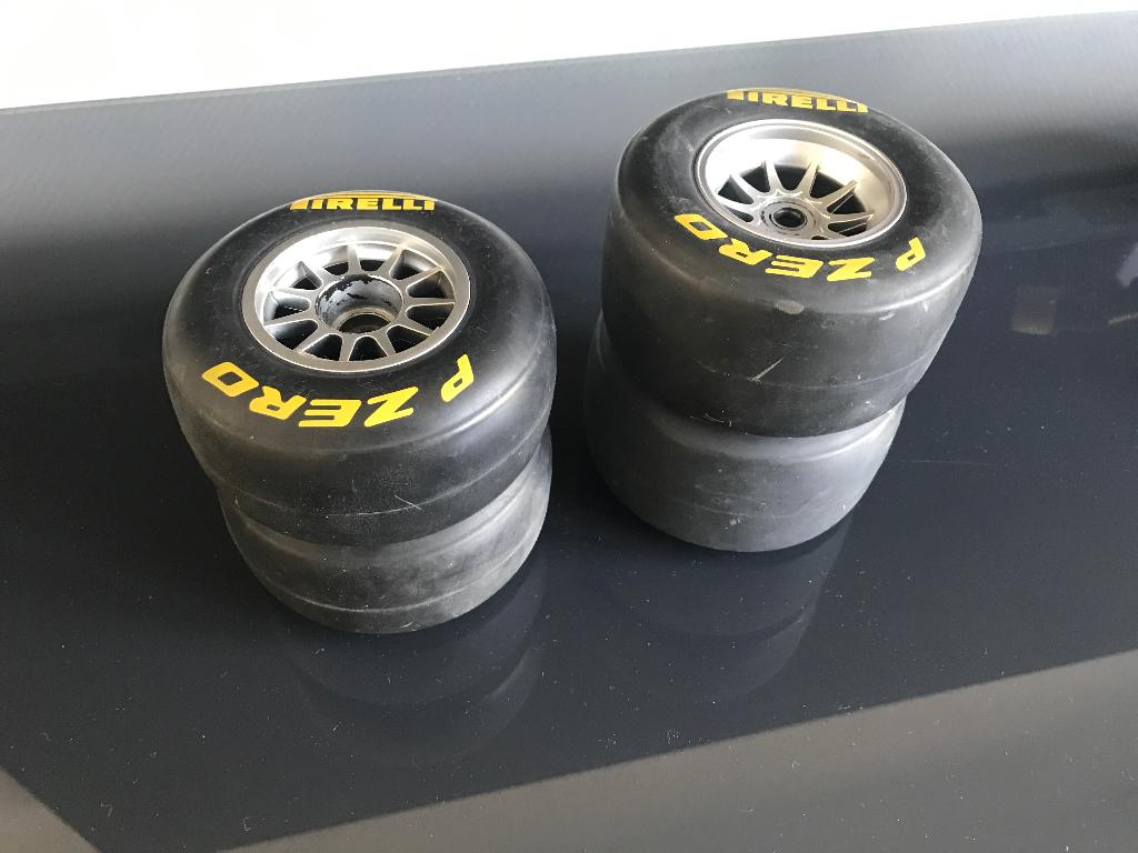 Set banden Deagostini RB7 Redbull Rc car, Ophalen, Zo goed als nieuw, Auto onroad, Nitro