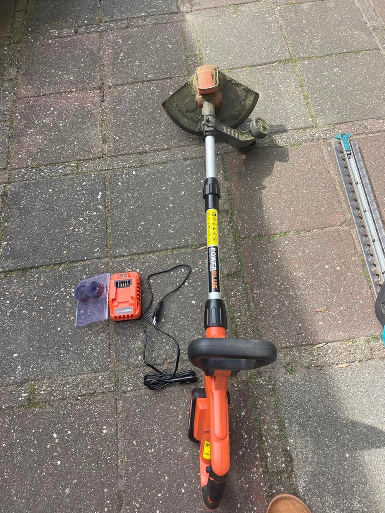 Gras trimmer Powerplus, Tuin en Terras, Grastrimmers, Ophalen of Verzenden, Gebruikt, 30 tot 50 cm, Accu