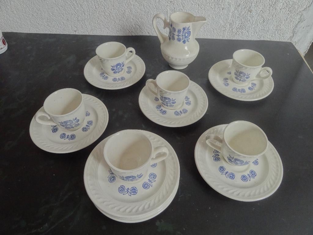 6 kop en schotel met melkkannetje, 3 schotels extra., Gebruikt, Verzenden, Kop(pen) en/of Schotel(s), Aardewerk