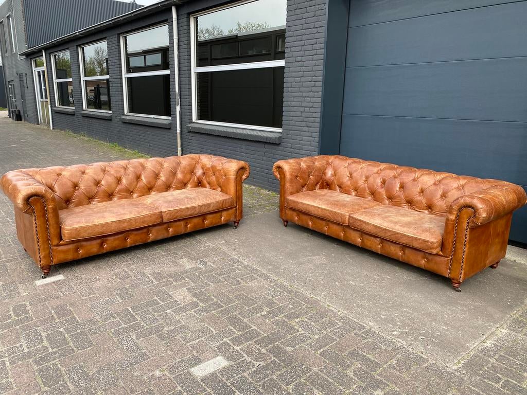 Twee prachtige Chesterfield banken vintage cognac, Huis en Inrichting, Banken | Bankstellen, Zo goed als nieuw, 200 tot 250 cm