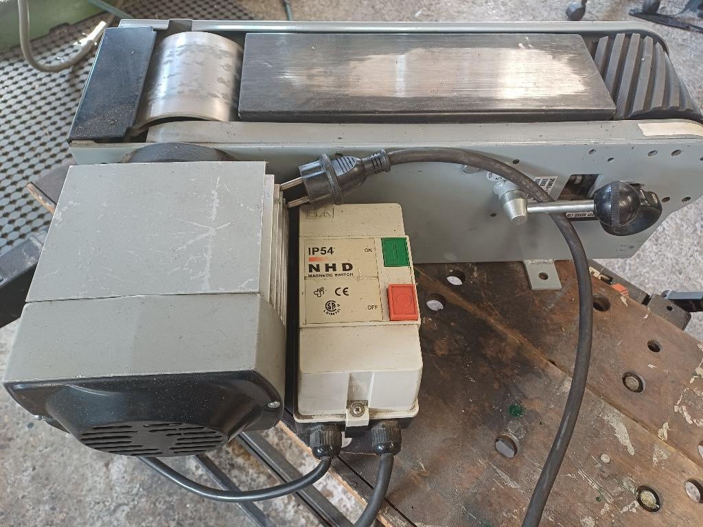 Bandschuurmachine stationair HU 100 x 1220, Ophalen, Zo goed als nieuw, 600 tot 1200 watt, Bandschuurmachine