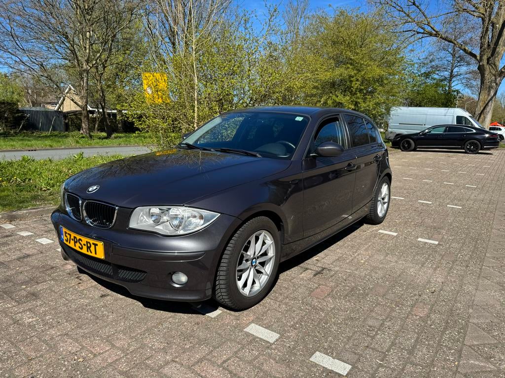 BMW 1-Serie 2.0 120I AUTOMAAT 2004 Grijs, Auto's, 1995 cc, 4 cilinders, 1200 kg, Particulier