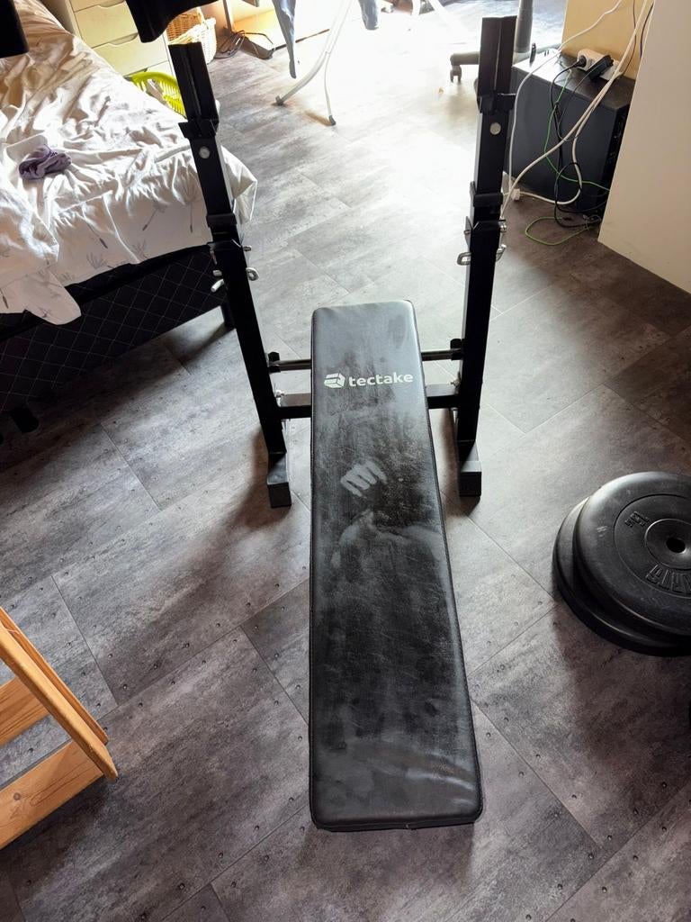 Tectake Fitnessbank met haltersteunen en gewichten, Sport en Fitness, Ophalen of Verzenden, Gebruikt, Benen, Fitnessbank