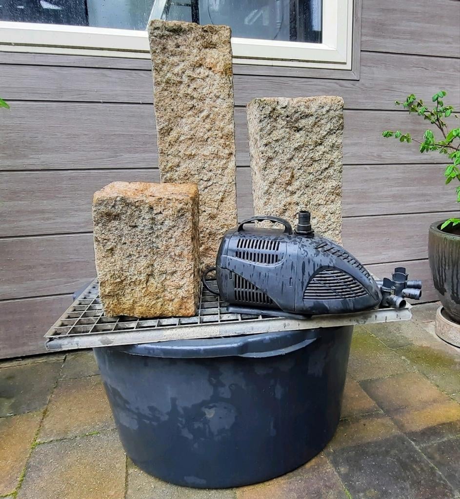 Waterornament met 3 stenen pilaren, pomp en waterbak, Ophalen, Gebruikt, Graniet, Waterornament
