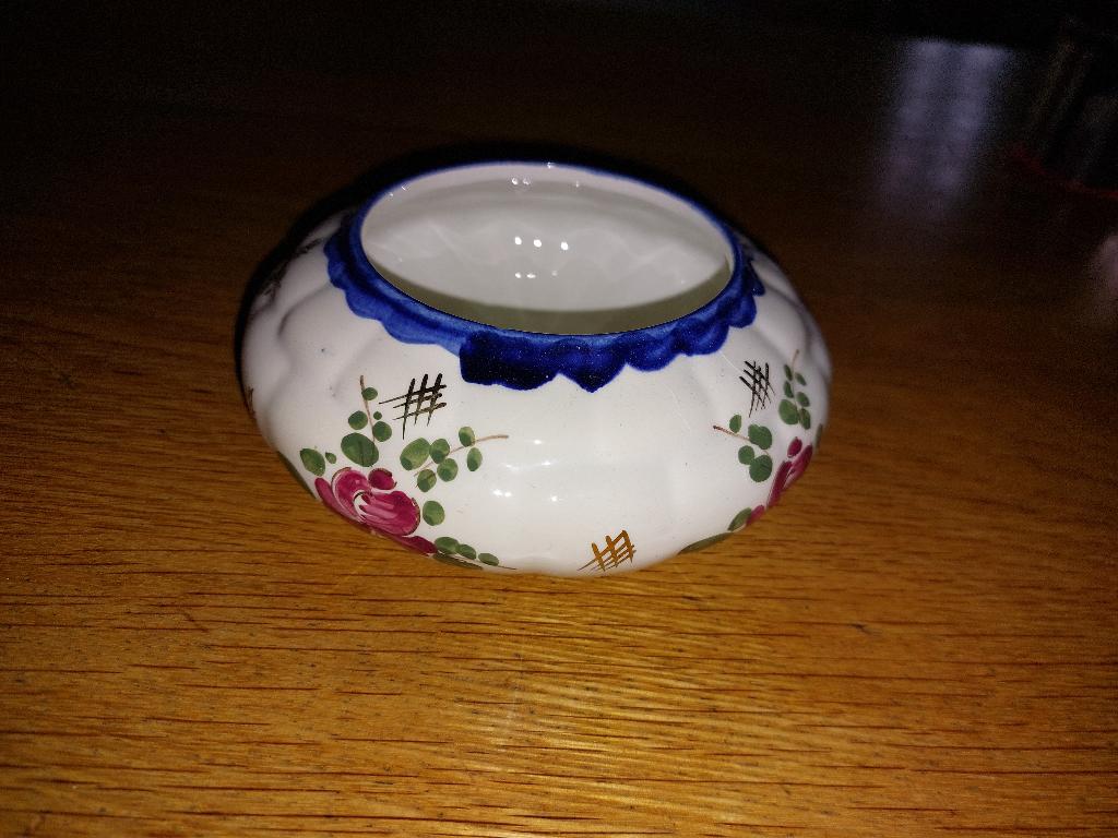 schaaltje met bloemmotief, diameter ca. 15 cm., 310 Rosita M, Ophalen of Verzenden, Rond