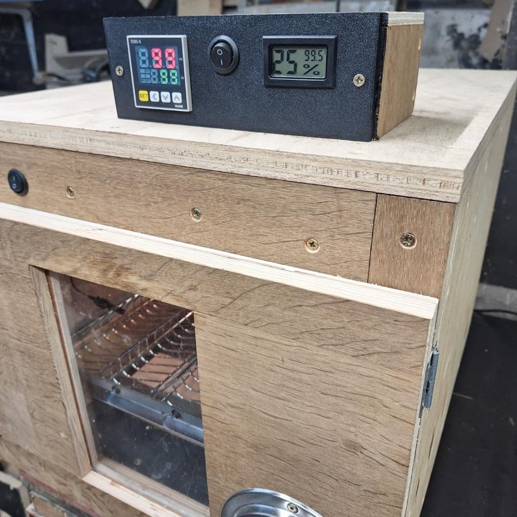 Motorbroedkast incubator, Geslacht onbekend, Kip