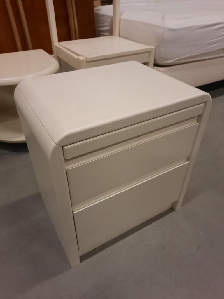 Wit solide nachtkastje met 2 laden en uitschuifbaar blad, Huis en Inrichting, Slaapkamer | Nachtkastjes, Gebruikt, Minder dan 55 cm