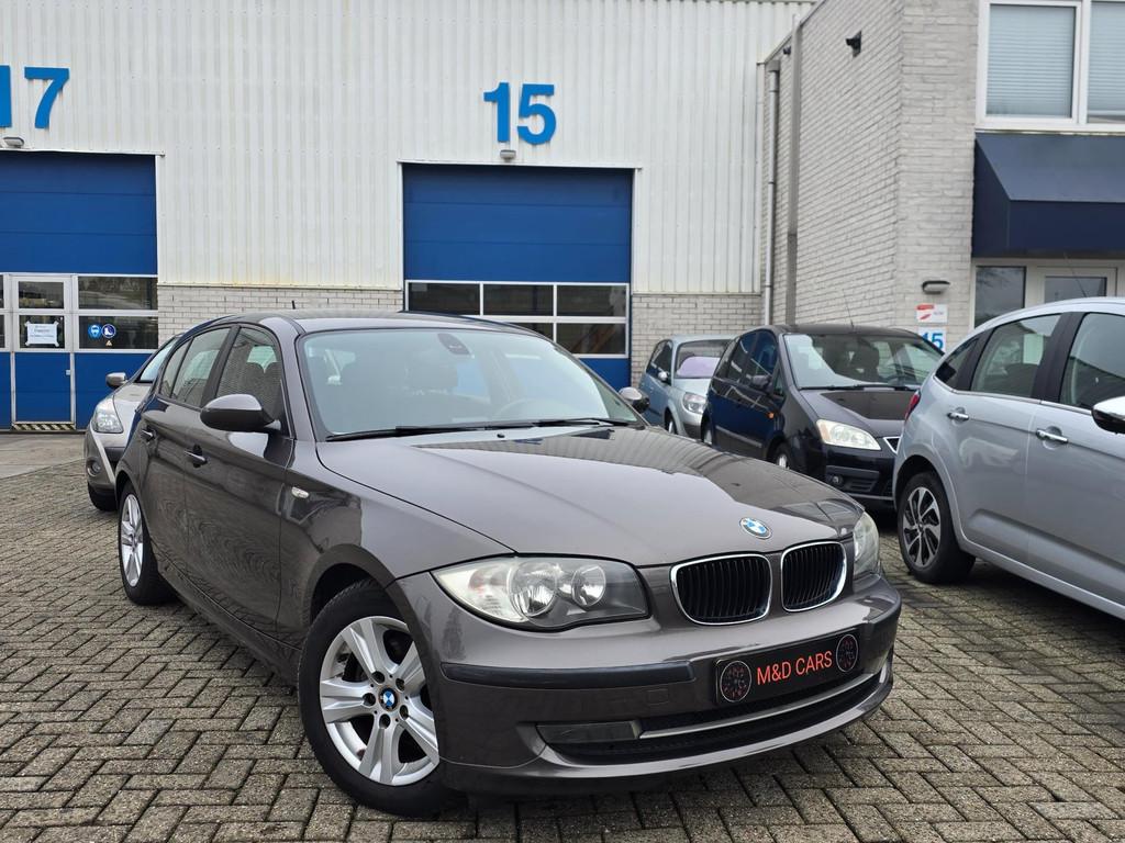 BMW 1-serie 118i Business Line AUTOMAAT/NAP/AIRCO/CR CONTROL, Zwart, Bruin, Origineel Nederlands, 650 kg