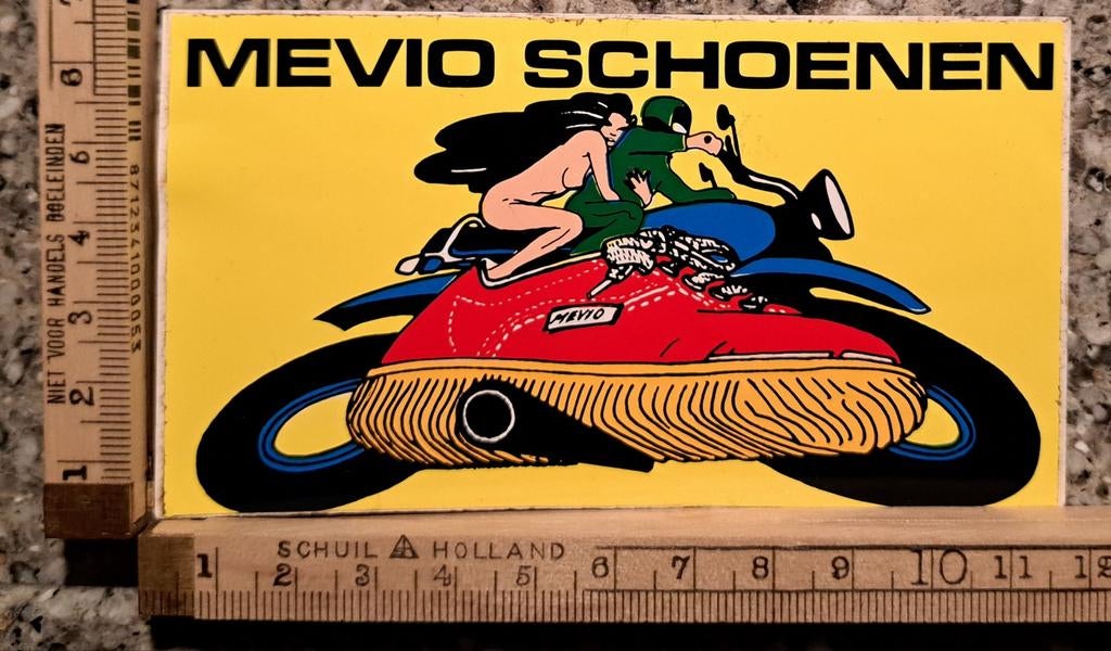 Vintage gele sticker sexy naakte dame op motor Mevio, Ophalen of Verzenden, Zo goed als nieuw
