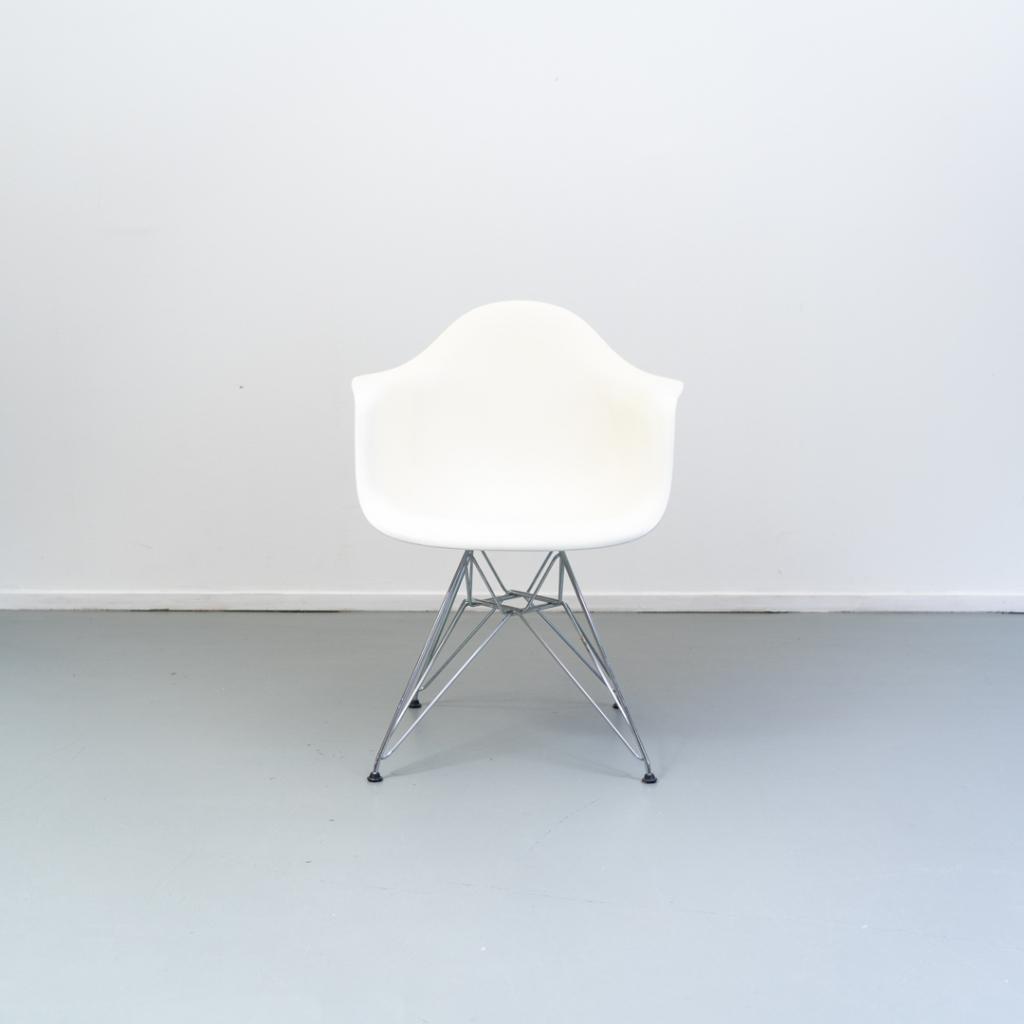 8x Vitra Eames DAR Kuipstoel Wit - Chroom Eiffelonderstel, Huis en Inrichting, Stoelen, Niet ingevuld, Wit, Niet ingevuld, Ophalen of Verzenden