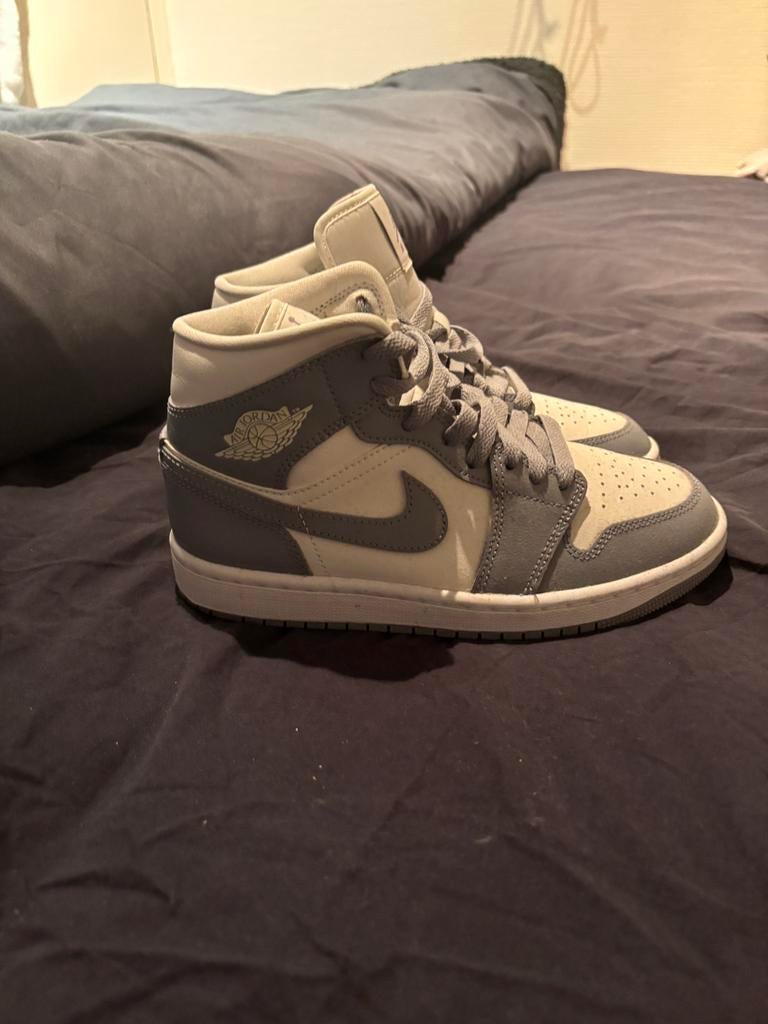 Nike Air Jordan 1 Mid 'Stealth' maat 37,5, Kleding | Heren, Schoenen, Ophalen of Verzenden, Zo goed als nieuw, Overige kleuren