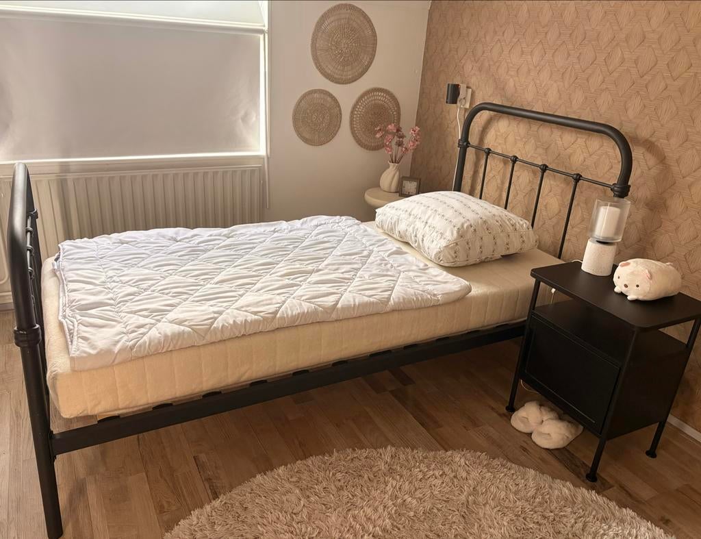 Leenbakker bed Anne (90x200) + IKEA nachtkastje GRÅFJÄLLET, Huis en Inrichting, Slaapkamer | Bedden, Ophalen, 90 cm, Eenpersoons