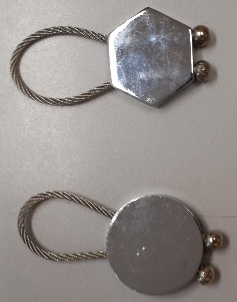Te Koop: Twee metalen sleutelhangers, nieuw., Verzamelen, Sleutelhangers, Nieuw, Overige typen, Ophalen of Verzenden