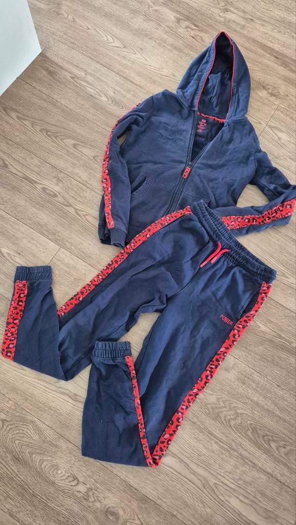 Donkerblauw joggingpak maat 158/164 met rode details, Kinderen en Baby's, Kinderkleding | Maat 158, Ophalen, Gebruikt, WE, Jongen of Meisje