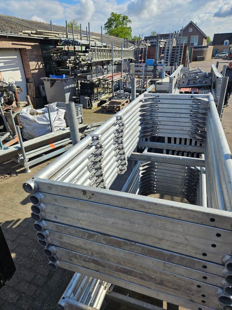 Aluminium gevelsteiger +/- 130 m² (compatible layher blitz), Doe-het-zelf en Verbouw, Steigers, Ophalen, ., Zo goed als nieuw