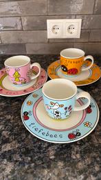 3 bordjes en 3 bekers Babette Harms Douwe Egberts, Ophalen of Verzenden, Zo goed als nieuw, Porselein, Kop en/of schotel