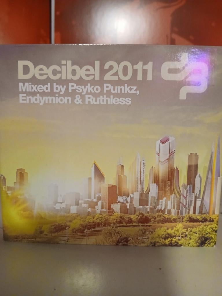 Decibel 2011, Ophalen of Verzenden, Zo goed als nieuw