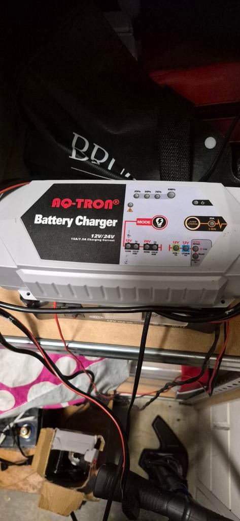 Acculader AQ-TRON 12V/24V - Nauwelijks gebruikt, Ophalen of Verzenden