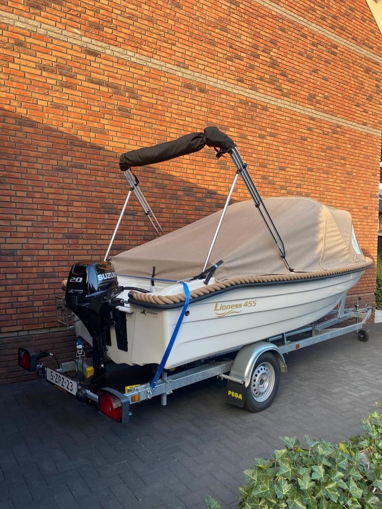 Lioness 455,sloep met 20 pk Suzuki, met pega trailer., 10 tot 30 pk, Ophalen of Verzenden, Zo goed als nieuw, 3 tot 6 meter