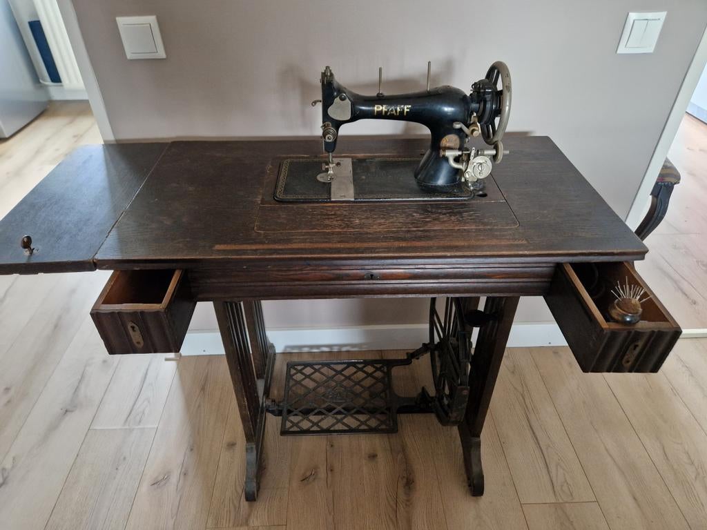 Pfaff naaimachine met houten onderstel, Ophalen