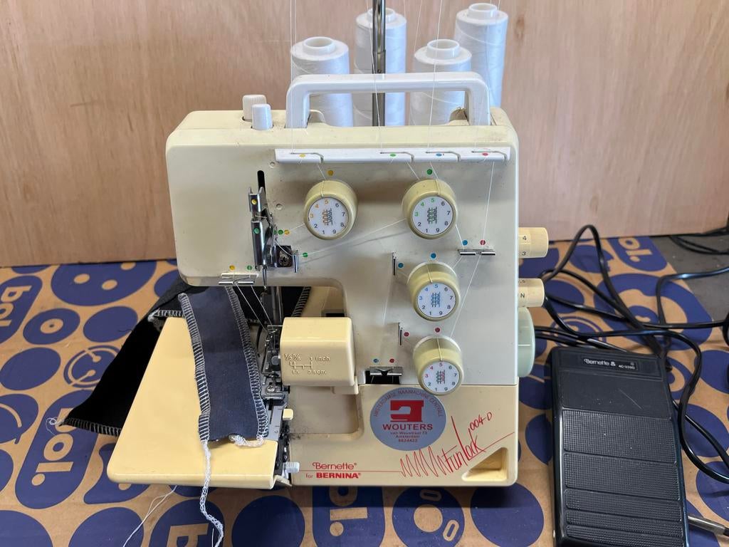Bernina Bernette Overlock Machine - Goed Onderhouden, Hobby en Vrije tijd, Naaimachines en Toebehoren, Ophalen of Verzenden, Gebruikt