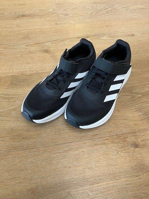 Nieuwe gympen Adidas maat 37, Kinderen en Baby's, Kinderkleding | Schoenen en Sokken, Adidas, Nieuw, Ophalen of Verzenden, Jongen of Meisje