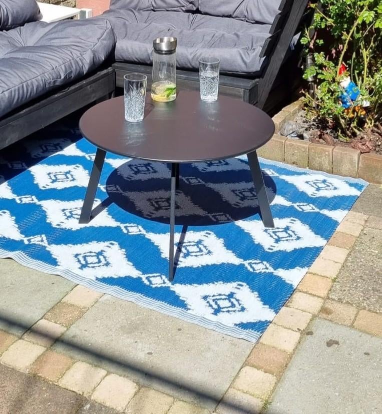 Zwarte ronde buiten tafel, Ophalen