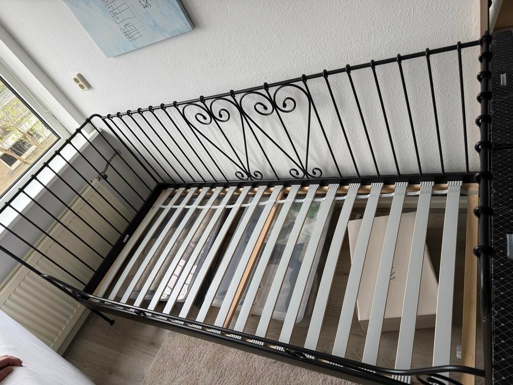 Eenpersoonsbed van metaal met sierlijke details, Ophalen, Gebruikt, 90 cm, Eenpersoons