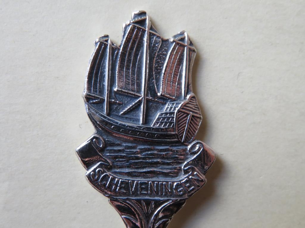 Verzilverd lepeltje Scheveningen Zeilschip / Driemaster, Antiek en Kunst, Verzenden