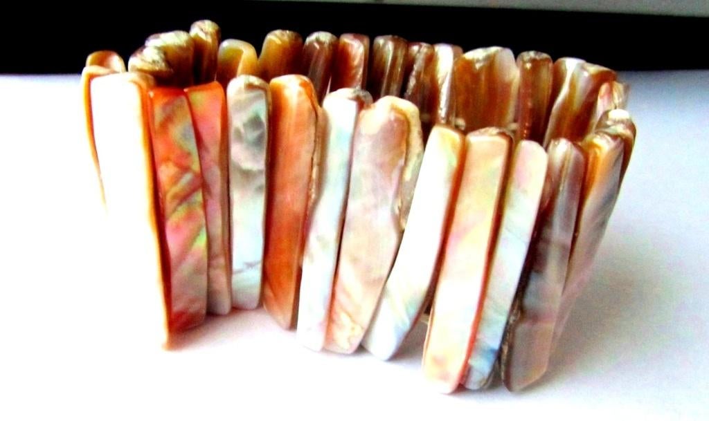 Prachtige parelmoer armband, stretch, breed, Sieraden, Tassen en Uiterlijk, Armbanden, Verzenden, Zo goed als nieuw, Overige materialen
